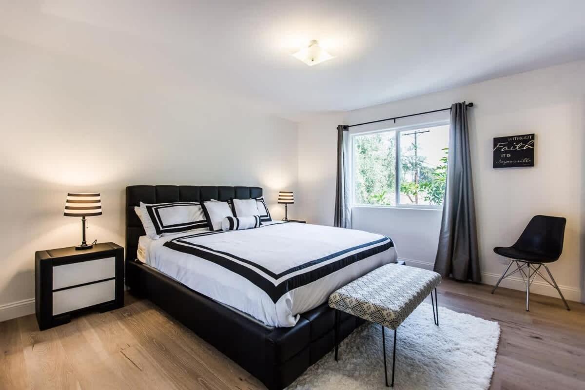 Gated 6 Bedrooms Prime La Holiday home Los Angeles